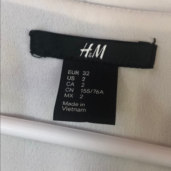 H&M size 2 graphic black & off white flowy dress - Picture 2 of 5